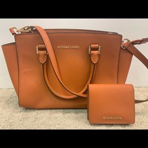 SALE🎉 Michael Kors Crossbody Purse and Wallet Set